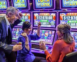Taruhan dalam (lurus, split, street) membayar lebih tinggi tetapi dengan peluang menang lebih rendah Taruhan lurus dan split pada tata letak European Roulette